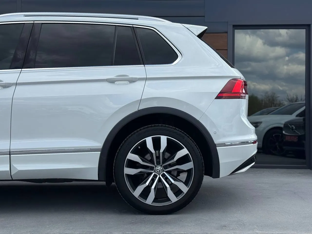 Volkswagen Tiguan - фото 9