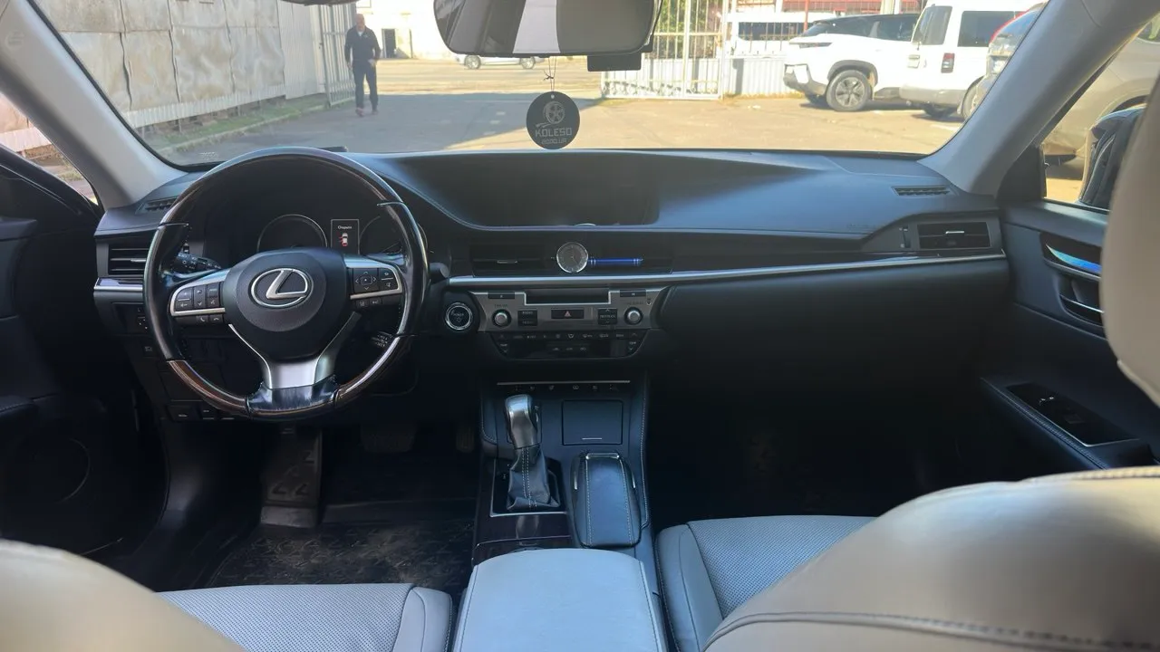 Lexus ES - фото 8