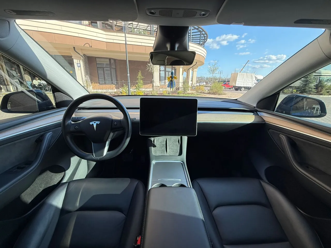 Tesla Model Y - фото 16