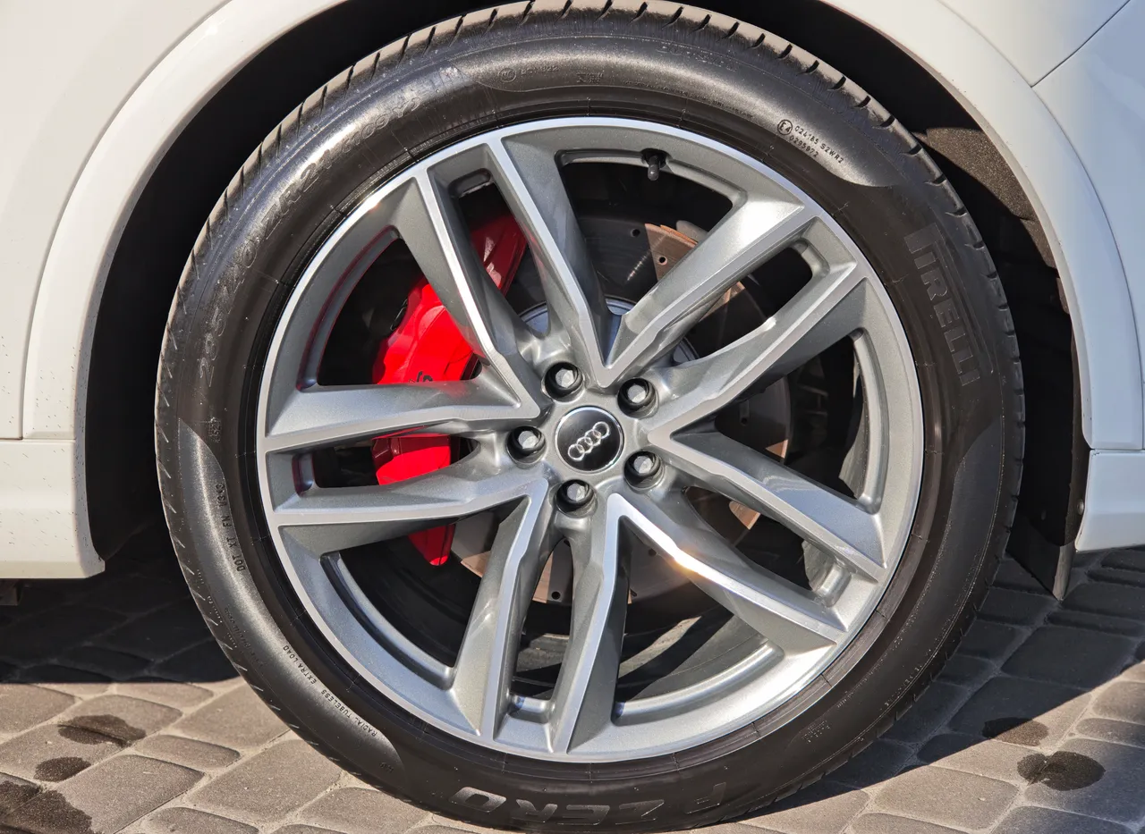 Audi Q7 - фото 13