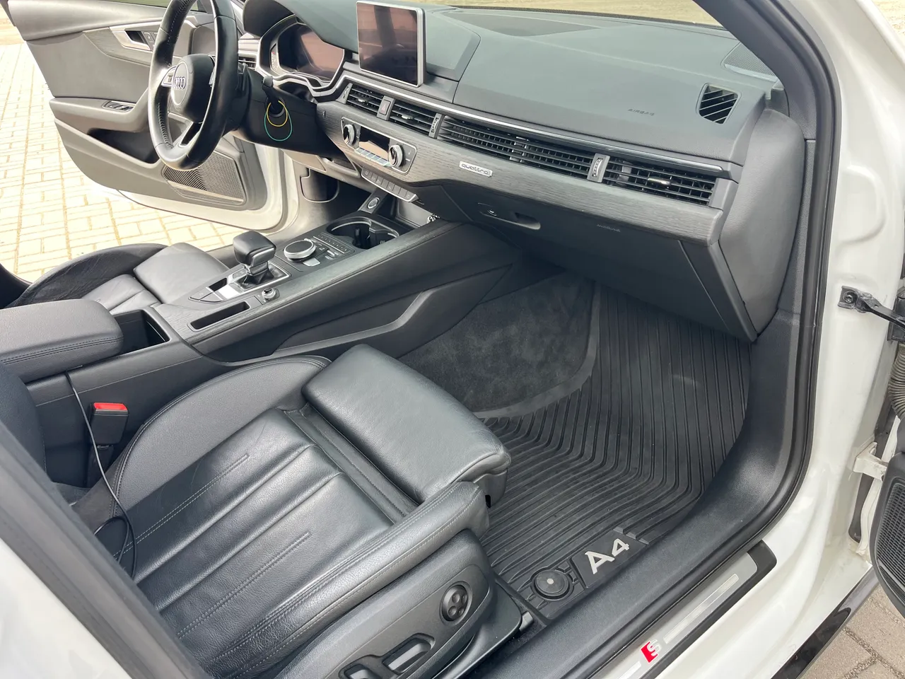 Audi A4 - фото 7