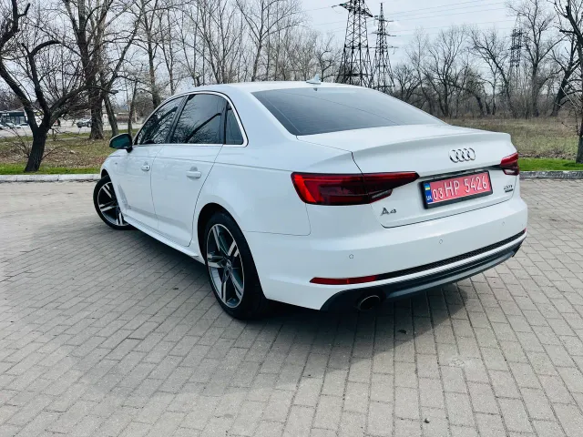 Audi A4 - фото 4