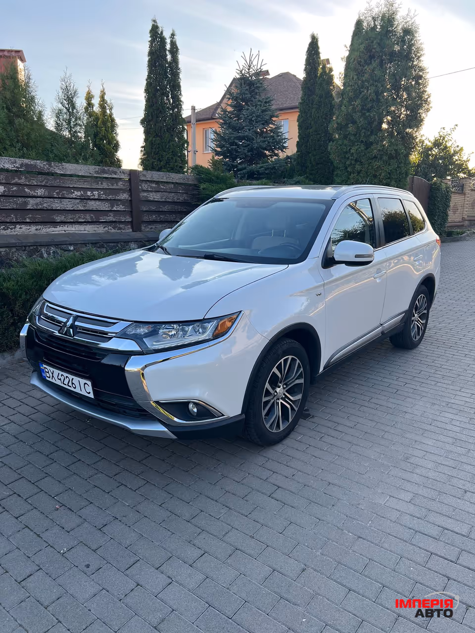 Mitsubishi Outlander - фото 1