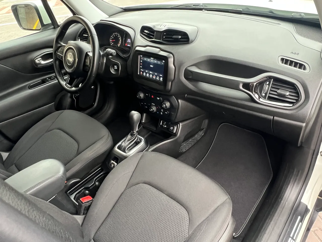 Jeep Renegade - фото 16