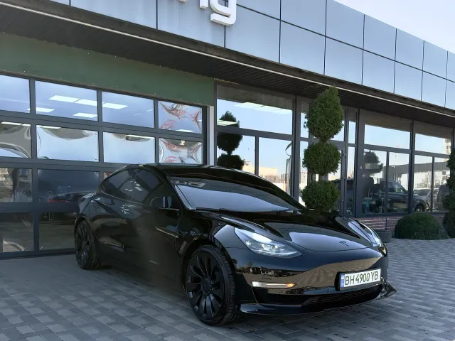 Tesla Model 3 - фото 1