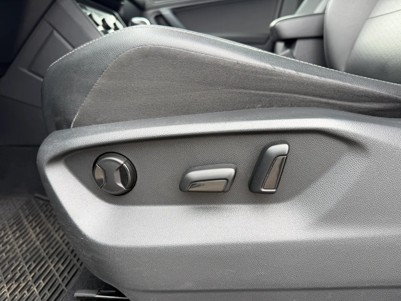 Volkswagen Tiguan - фото 12