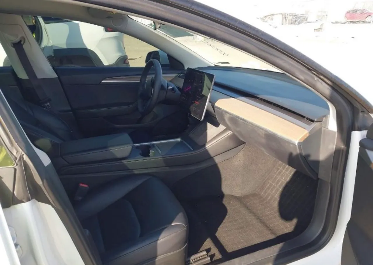 Tesla Model 3 - фото 3