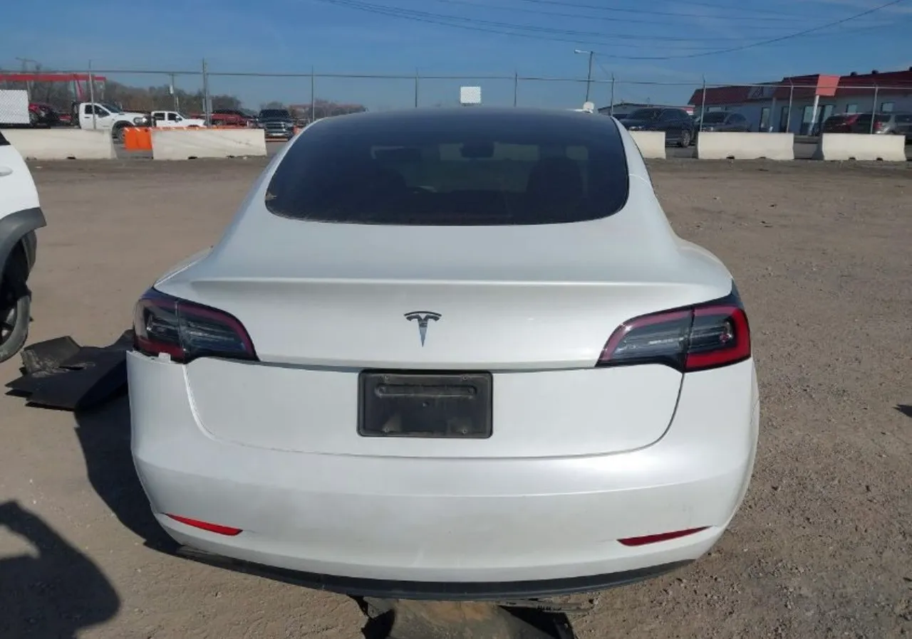 Tesla Model 3 - фото 1