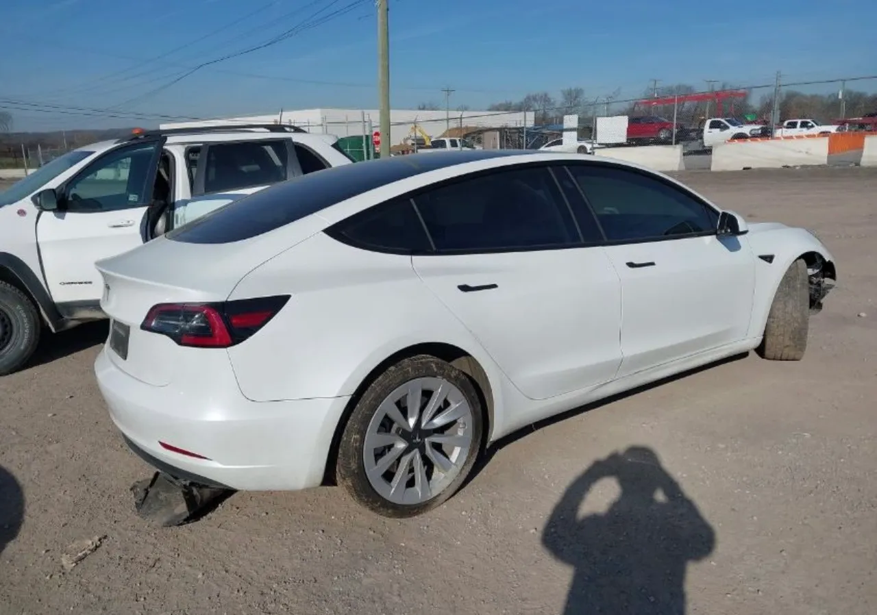 Tesla Model 3 - фото 4