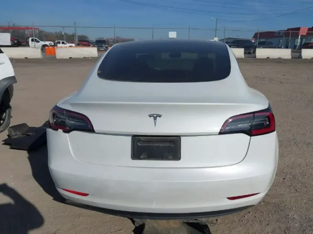 Tesla Model 3 - фото 1