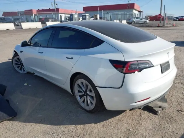 Tesla Model 3 - фото 5
