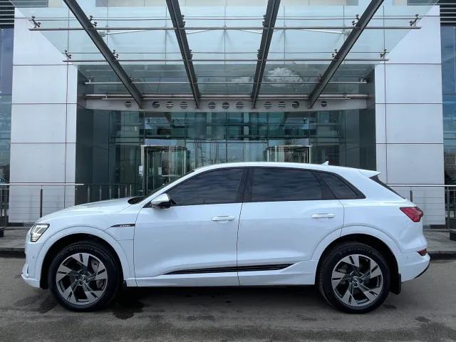 Audi e-tron - фото 3