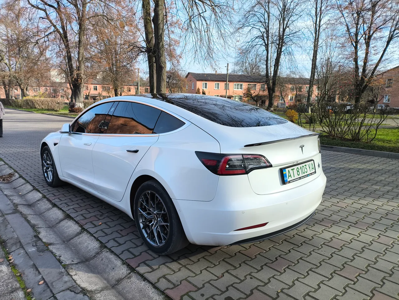 Tesla Model 3 - фото 7