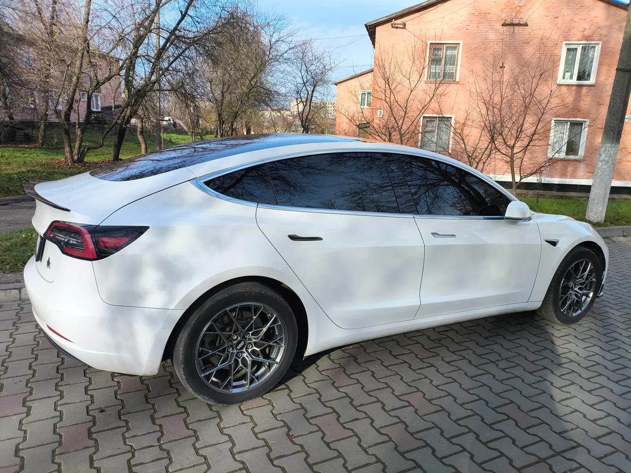 Tesla Model 3 - фото 6