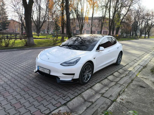 Tesla Model 3 - фото 1