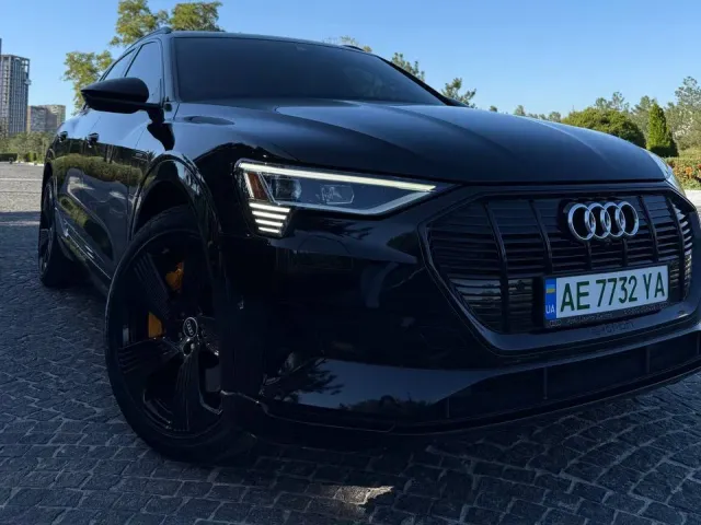 Audi e-tron - фото 2