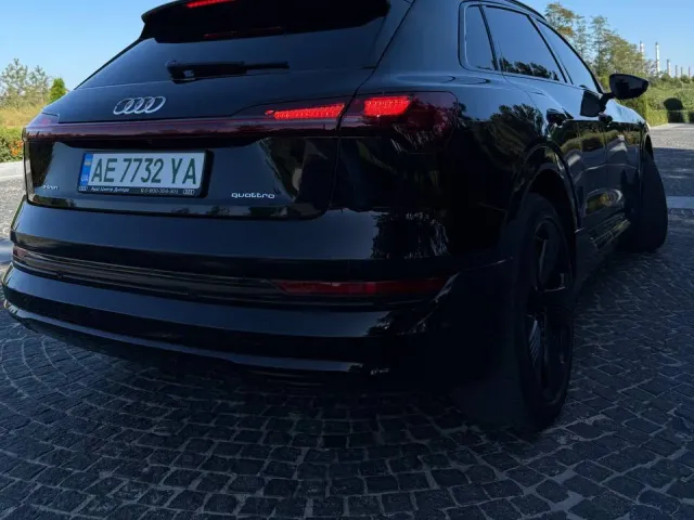 Audi e-tron - фото 3