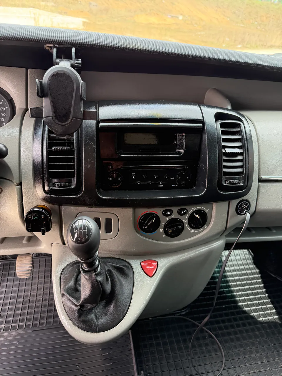 Renault Trafic - фото 8