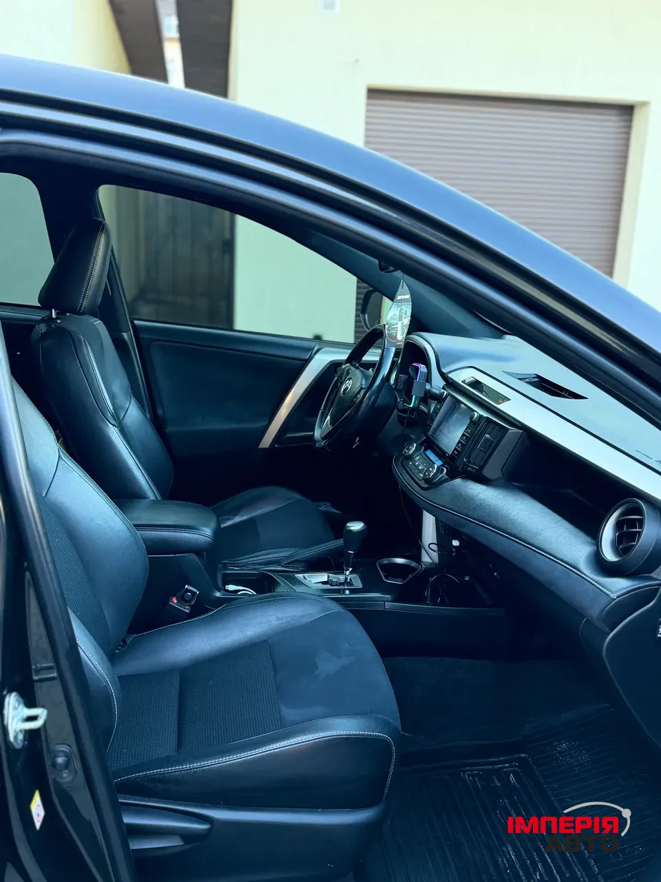 Toyota RAV4 - фото 4