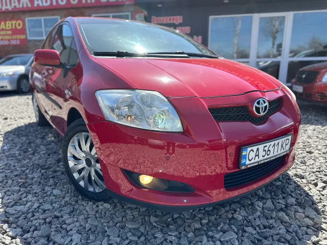Toyota Auris - фото 1