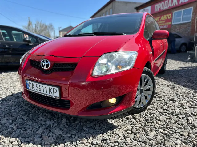 Toyota Auris - фото 2