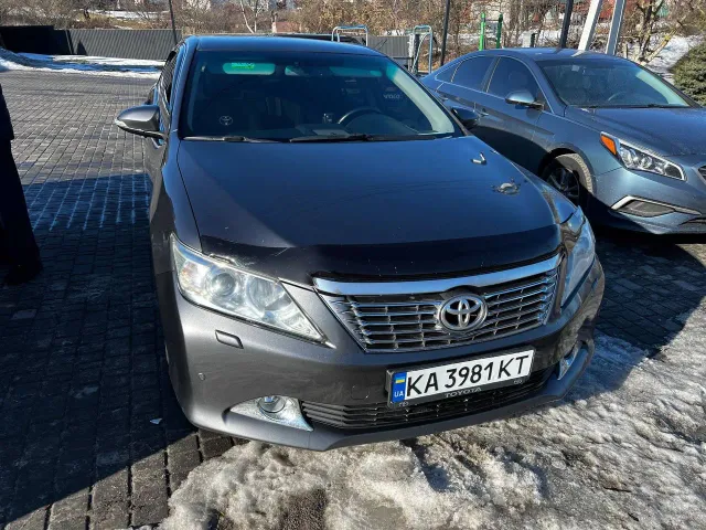 Toyota Camry - фото 1