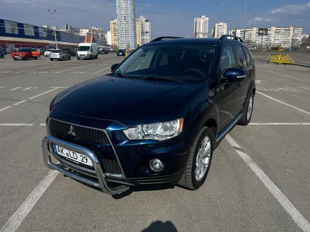Mitsubishi Outlander - фото 1