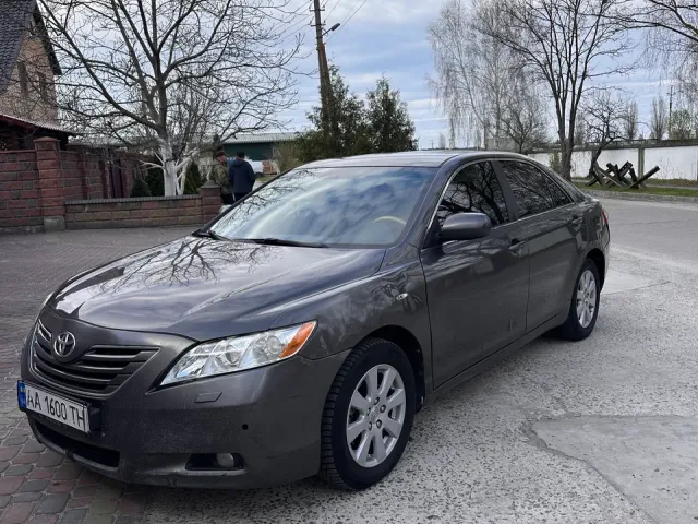 Toyota Camry - фото 2