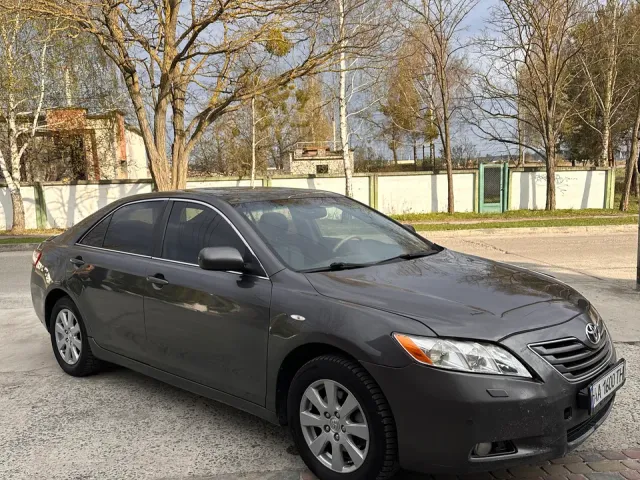 Toyota Camry - фото 1