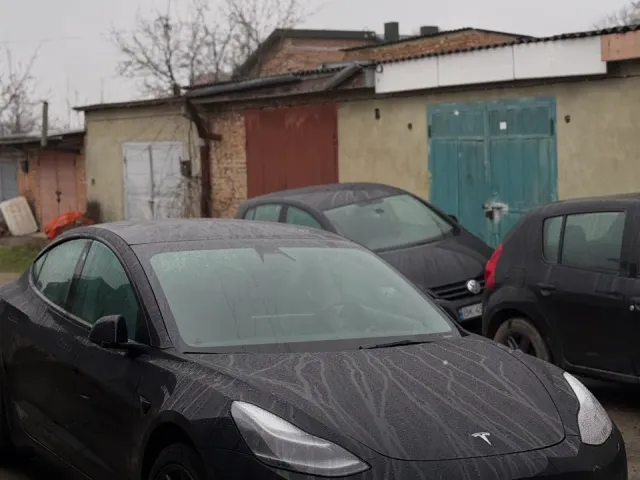 Tesla Model 3 - фото 1