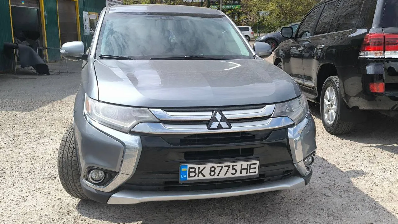 Mitsubishi Outlander - фото 1