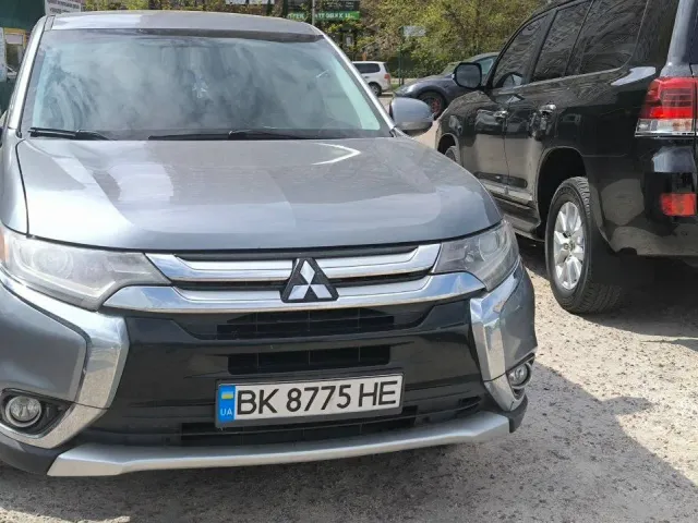 Mitsubishi Outlander - фото 1