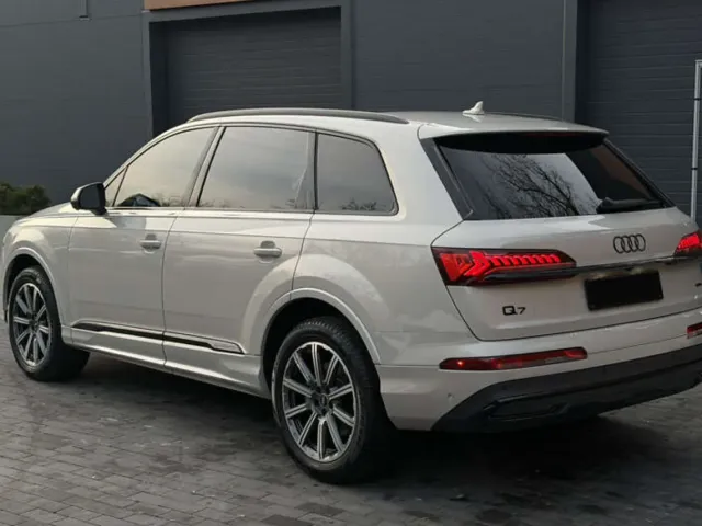 Audi Q7 - фото 5