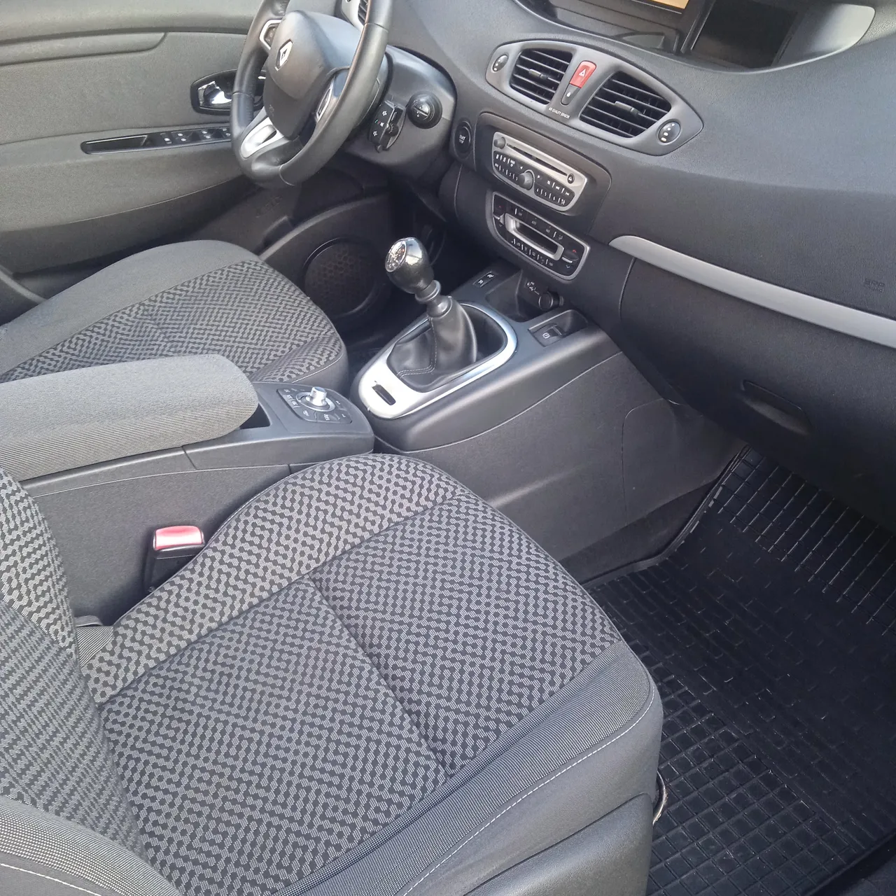 Renault Scenic - фото 13