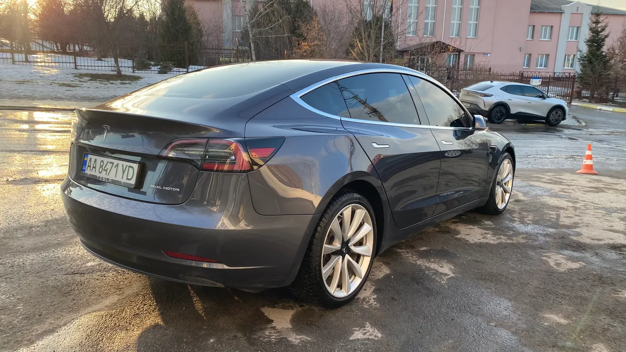 Tesla Model 3 - фото 8