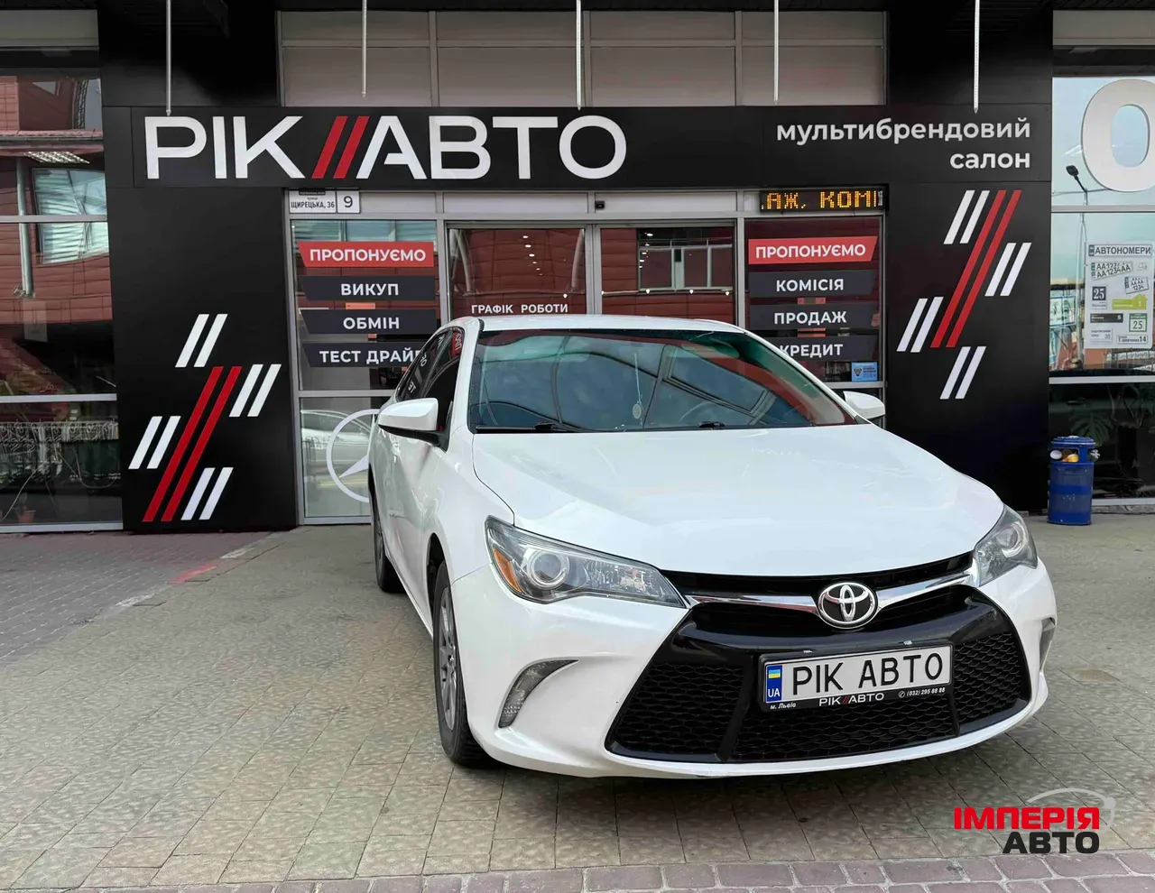 Toyota Camry - фото 1