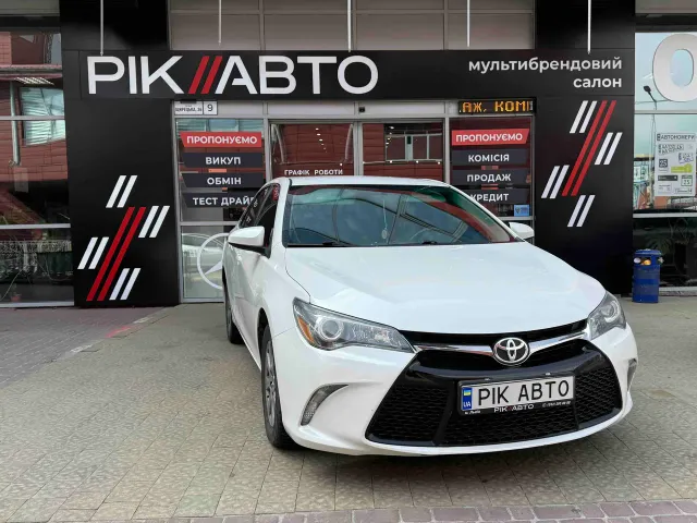 Toyota Camry - фото 1