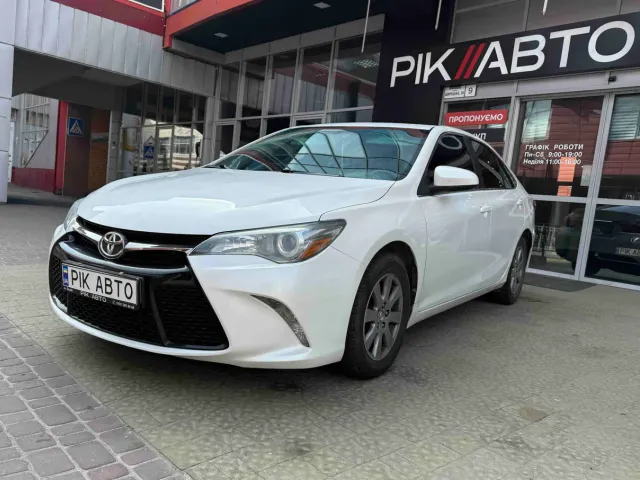 Toyota Camry - фото 2