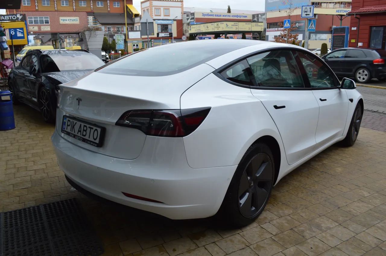 Tesla Model 3 - фото 3