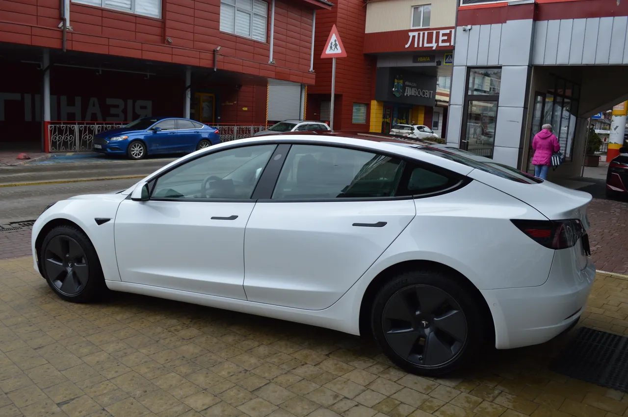 Tesla Model 3 - фото 9