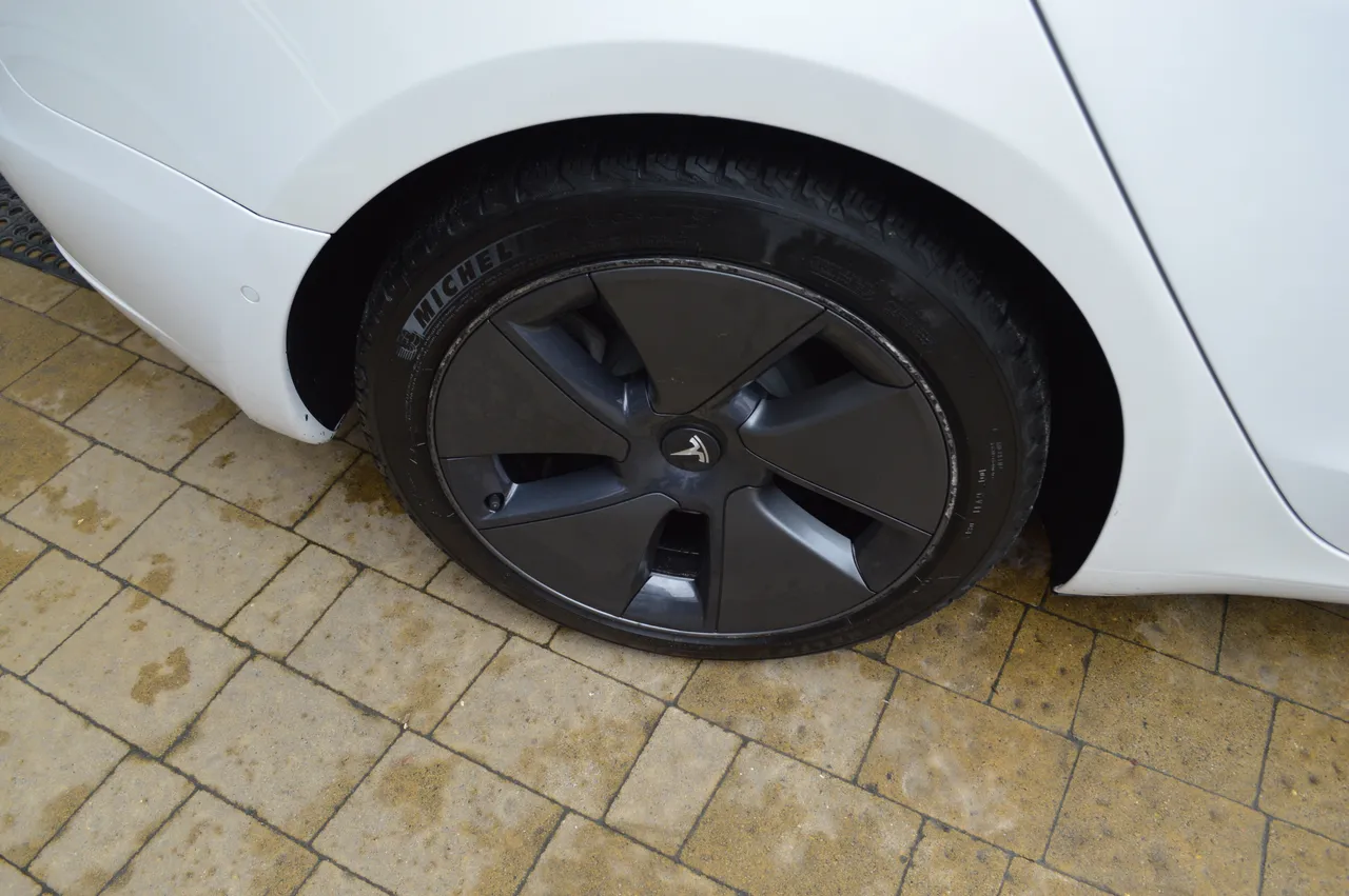 Tesla Model 3 - фото 11