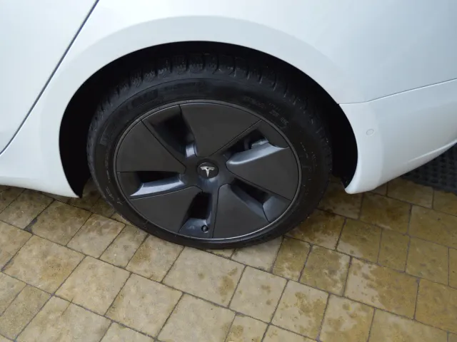 Tesla Model 3 - фото 4