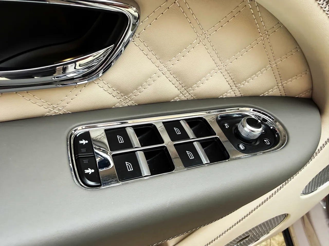 Bentley Bentayga - фото 17