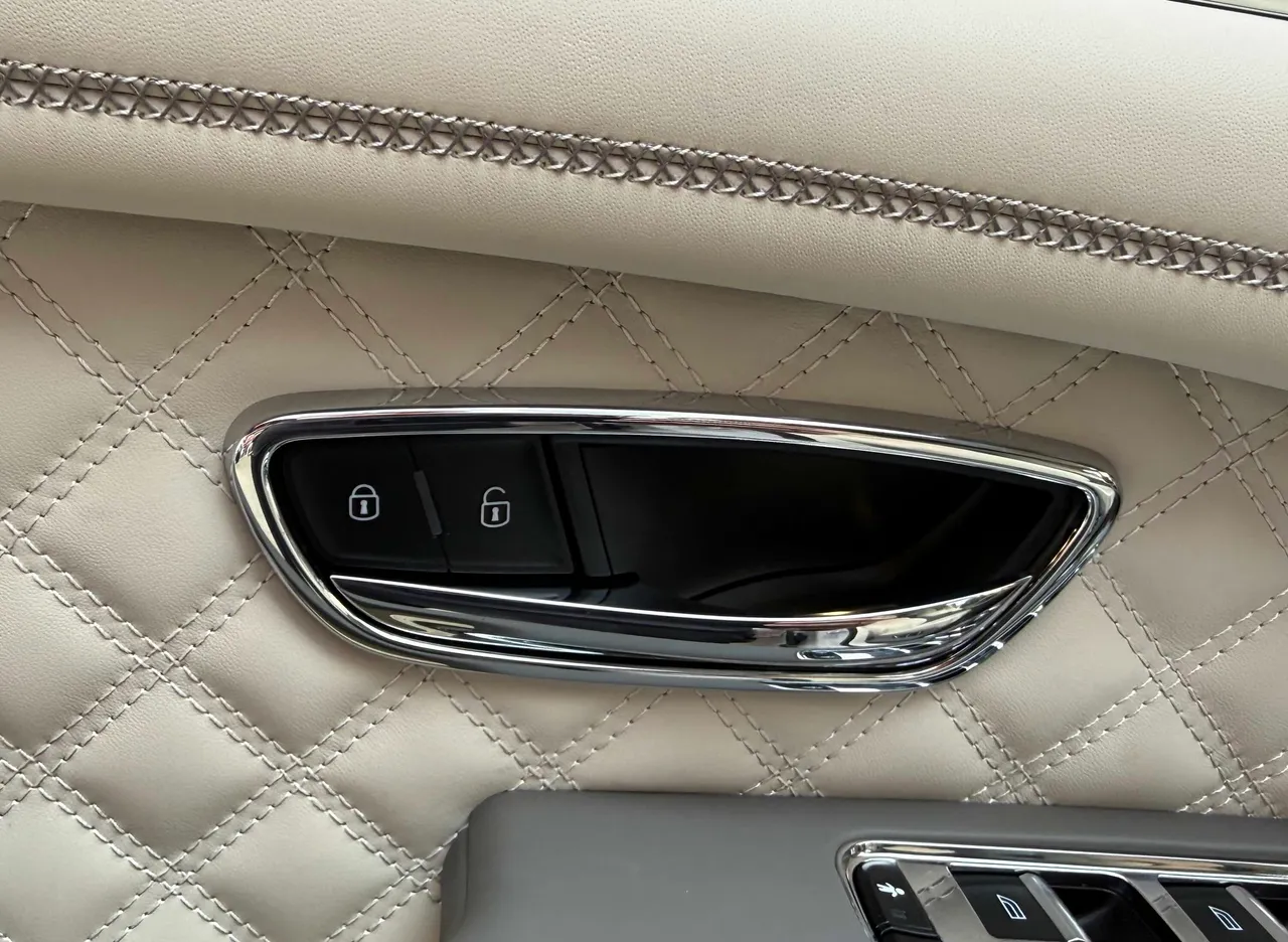 Bentley Bentayga - фото 16