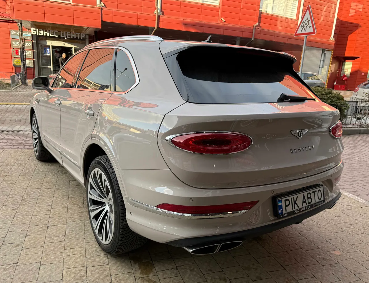 Bentley Bentayga - фото 9