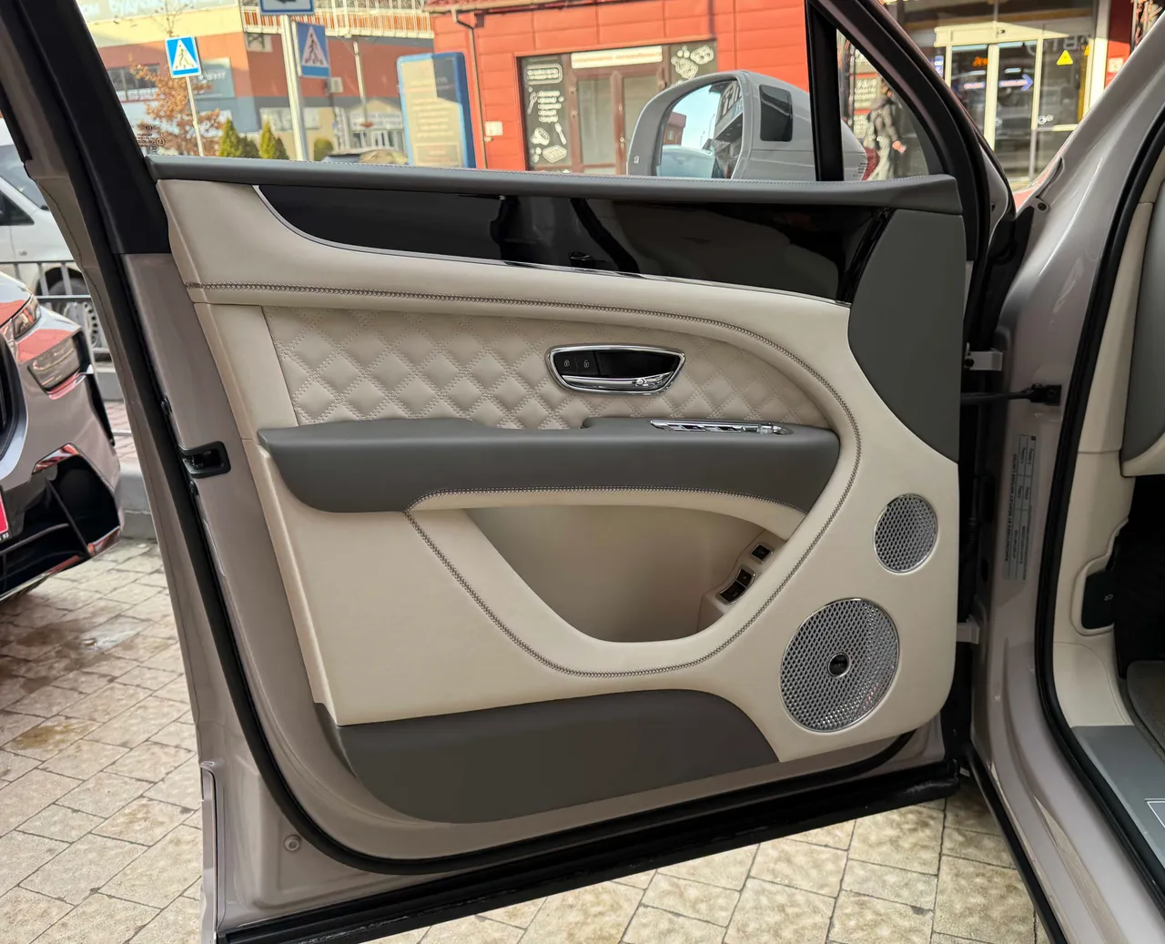 Bentley Bentayga - фото 13