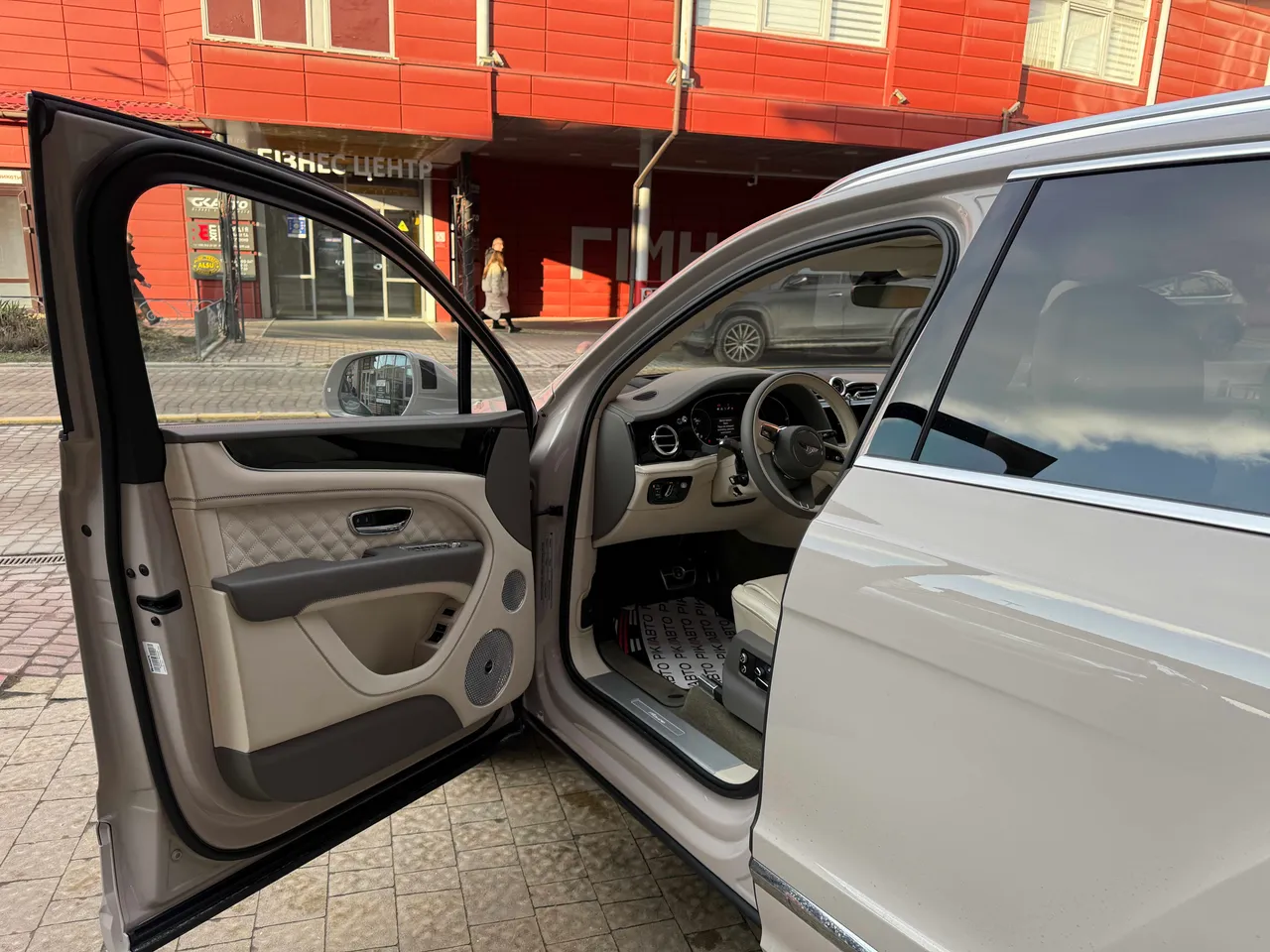 Bentley Bentayga - фото 12