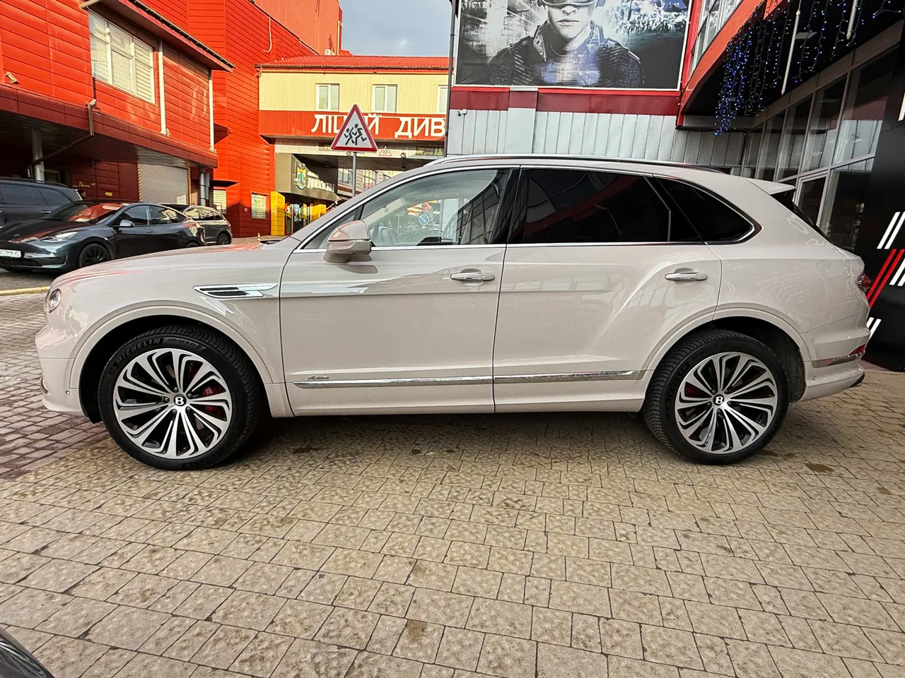 Bentley Bentayga - фото 10