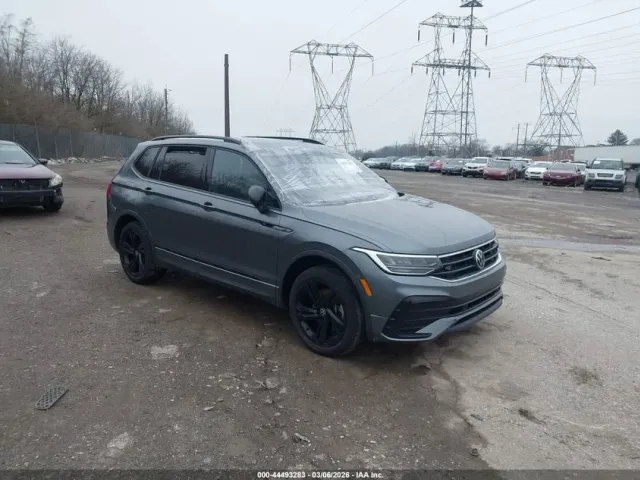 Volkswagen Tiguan - фото 1