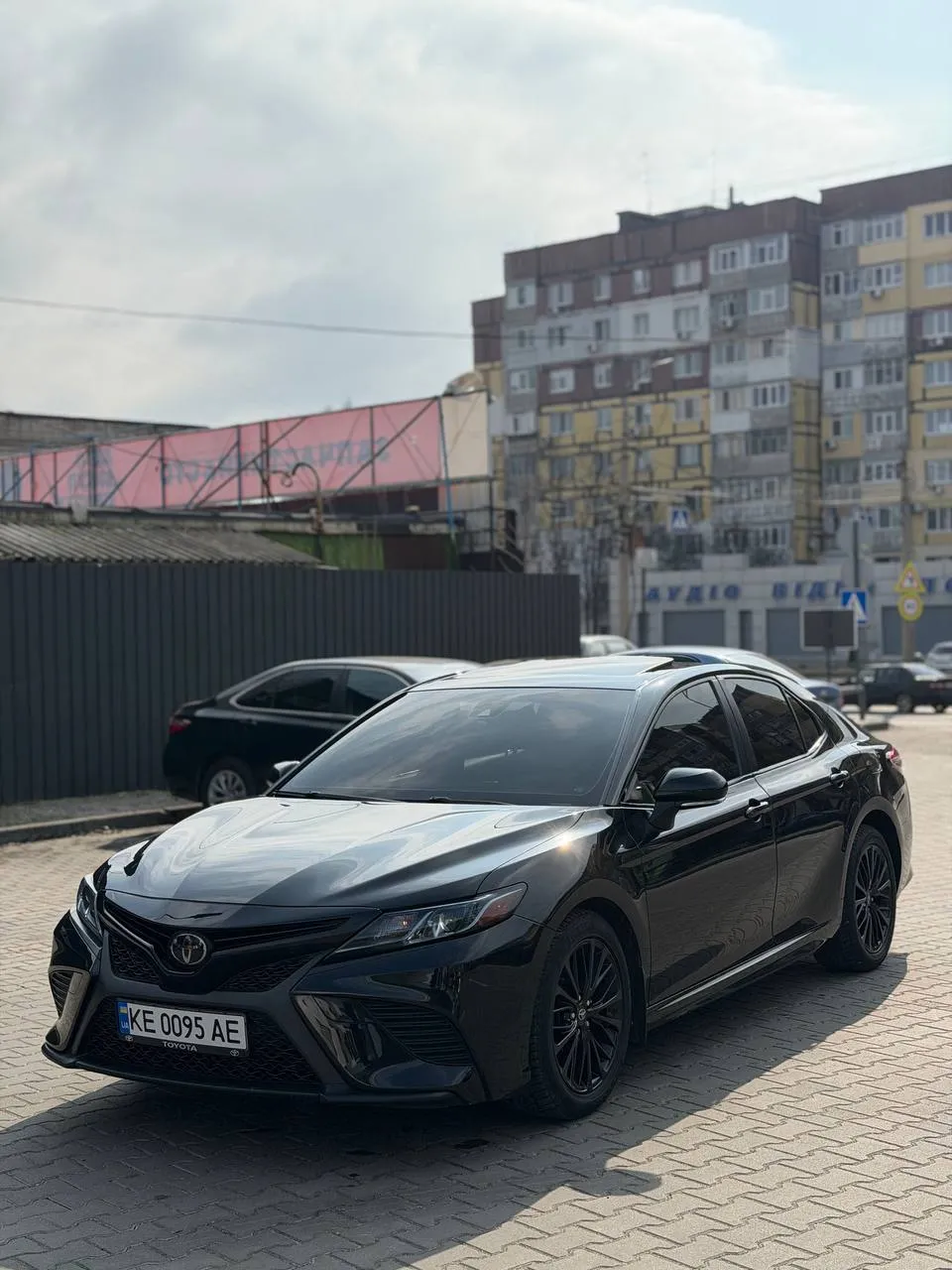 Toyota Camry - фото 1
